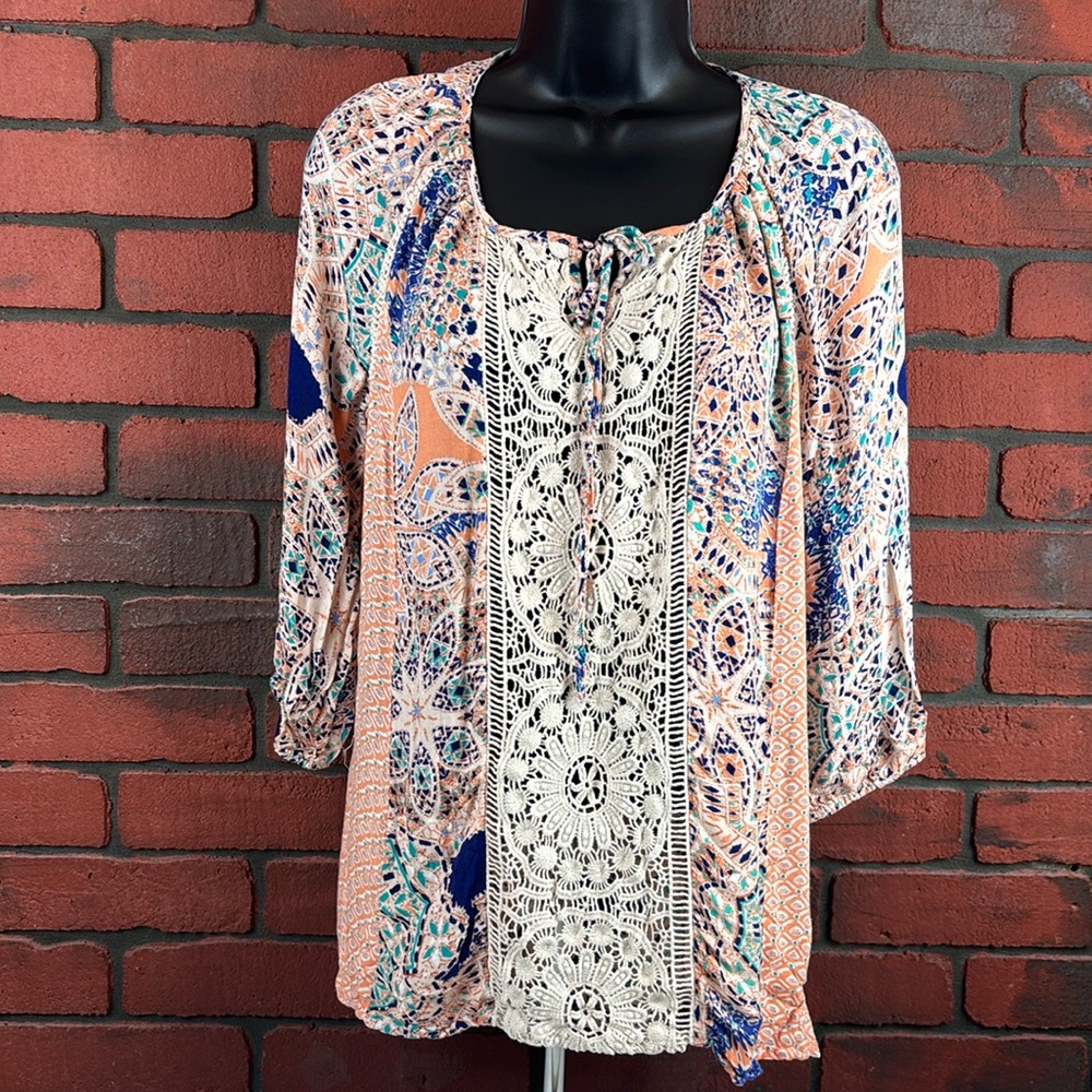 Lucy & Laurel‎ Shirt Womans Small Laced Geometric